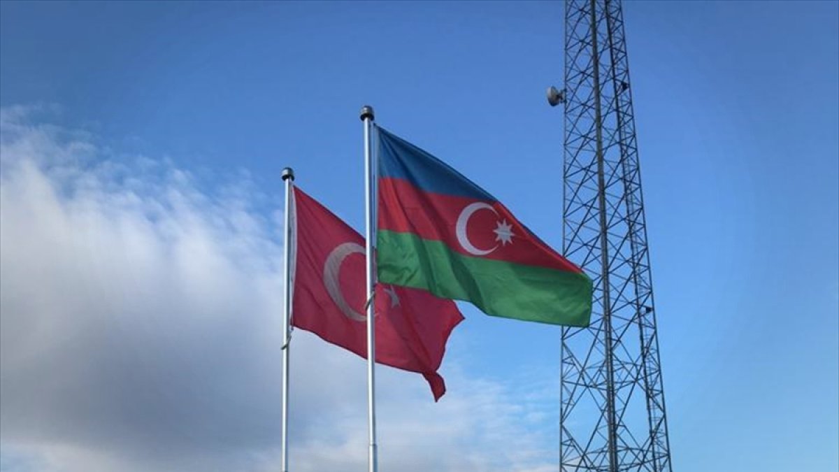 Nahçıvan sınırına yapılan Bayrak Anıtı'na Türkiye ve Azerbaycan bayrakları asıldı