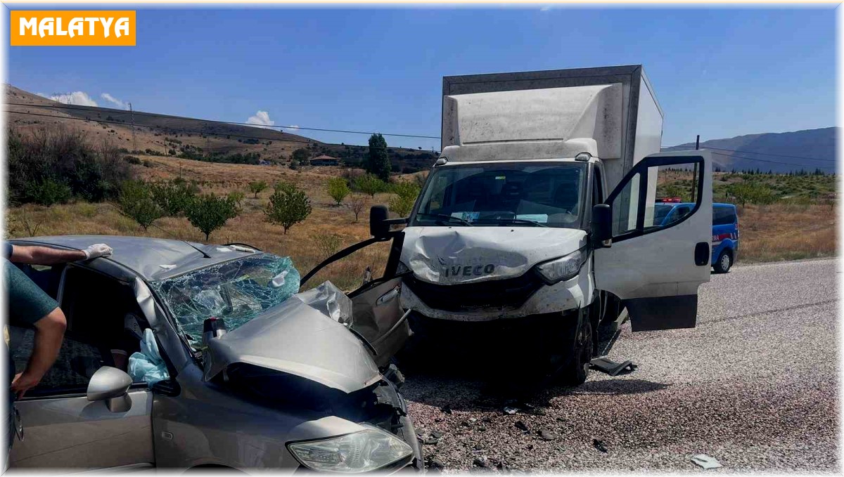 Nakliye kamyonu ile otomobil kafa kafaya çarpıştı: 4 yaralı