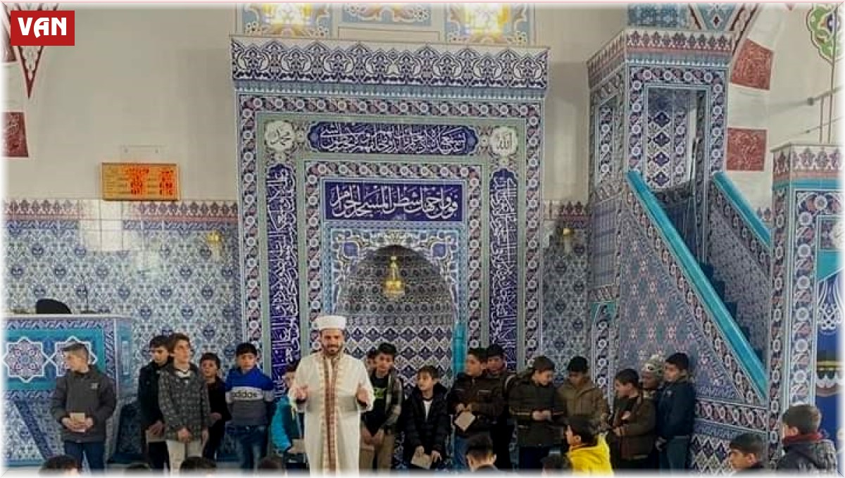 Namaza gelen çocuklara hediye verildi