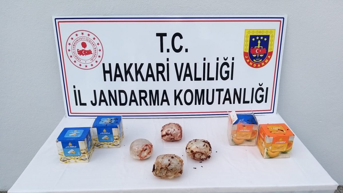 Nargile tütünü kutusunda 2 kilo eroin ele geçirildi