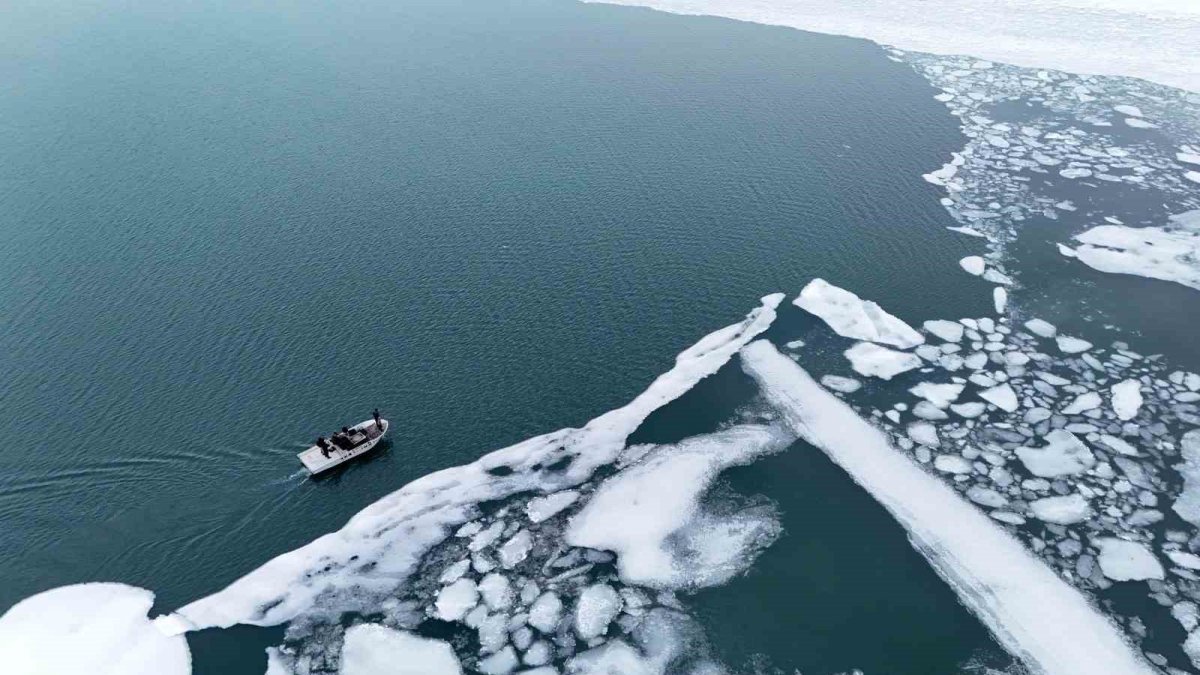 Nazik Gölü’nde buzlar çözülüyor: Balıkçı tekneleri aylar sonra yeniden suya indi
