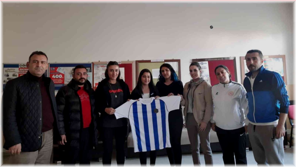 Necatibey Ortaokulu Kız Hentbol Takımı kadrosunu güçlendiriyor