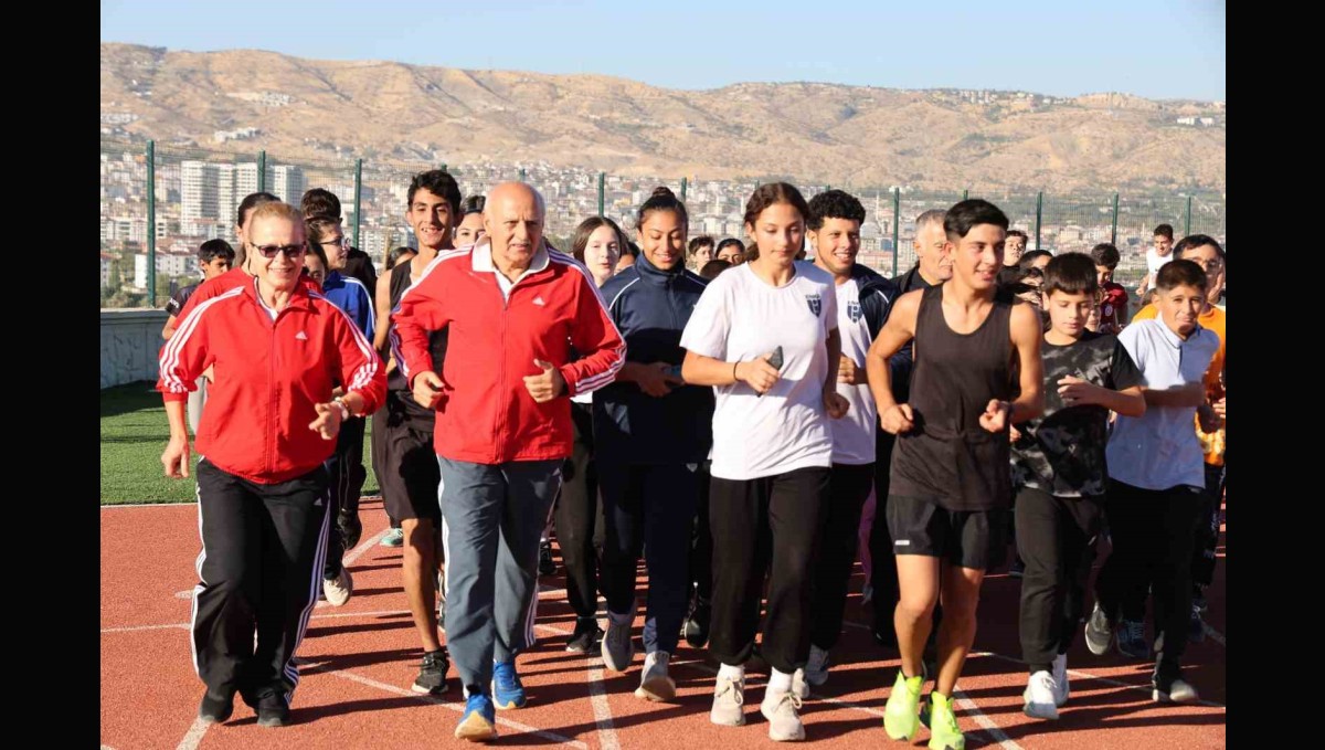 Necdet Ayaz, adının verildiği sahada eşiyle birlikte koştu