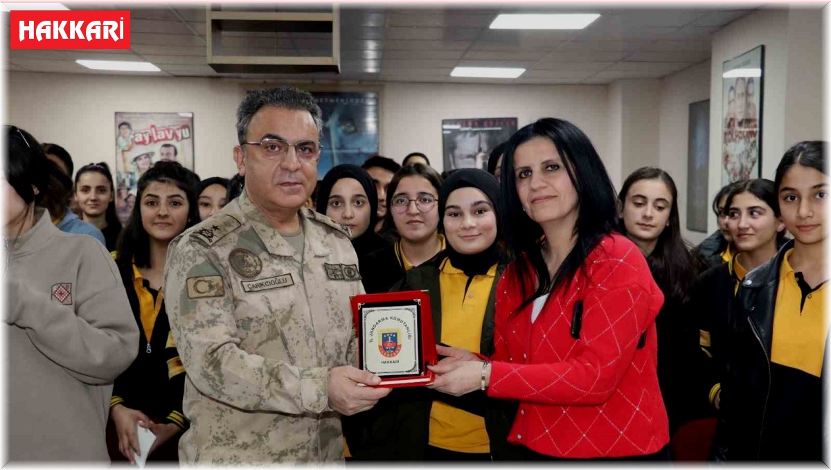 Necip Paşa öğrencilerle bir araya geldi