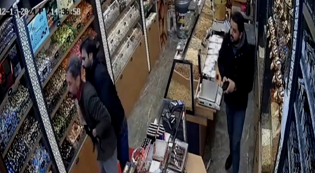 Nefessiz kaldı 'Sırtıma vurun' dedi, Heimlich manevrası ile hayata tutundu