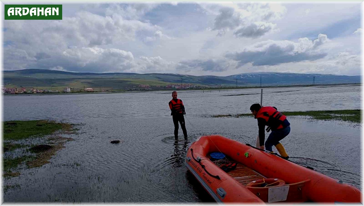 Nehir taştı, 2 vatandaş sular altında kalan ovada mahsur kaldı