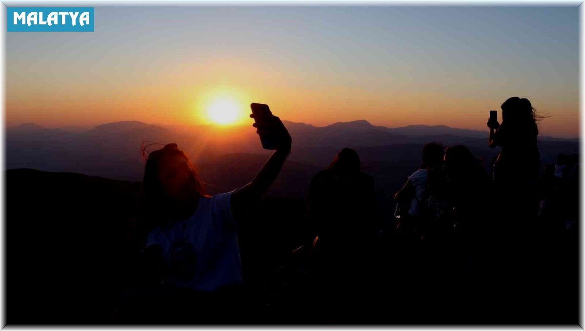 Nemrut Dağı'nda hafta sonu turist yoğunluğu yaşandı