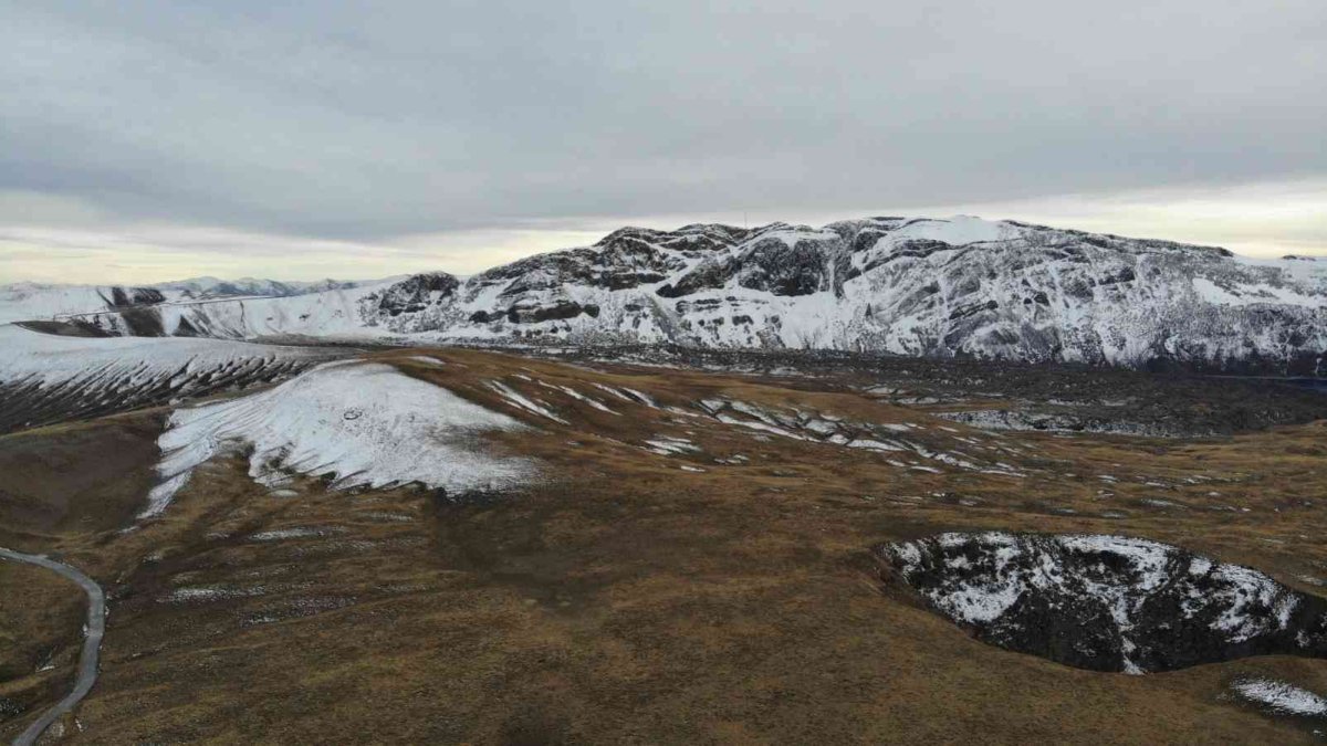 Nemrut Kalderasında mevsimin ilk kartopu oyunu