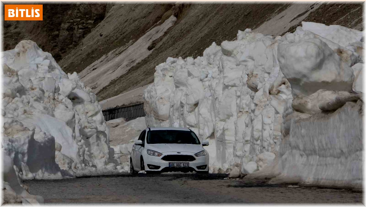 Nemrut Krater Dağı'nda 5 metrelik kar tünelleri
