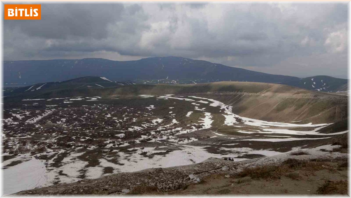 Nemrut Krater Gölü'nde iki mevsim bir arada yaşanıyor