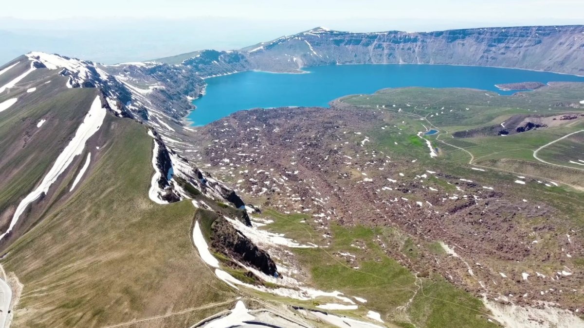 Nemrut Krater Gölü'nde iki mevsim güzelliği
