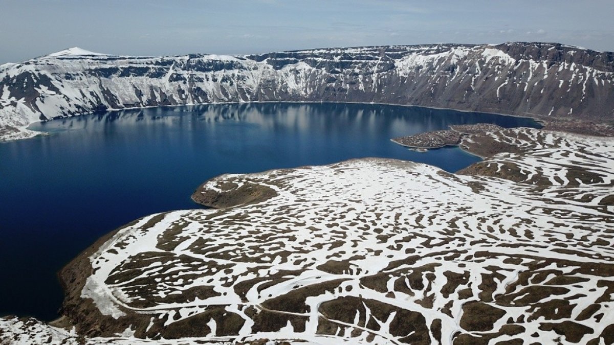 Nemrut Krater Gölü'nün karlı görüntüsü büyülüyor