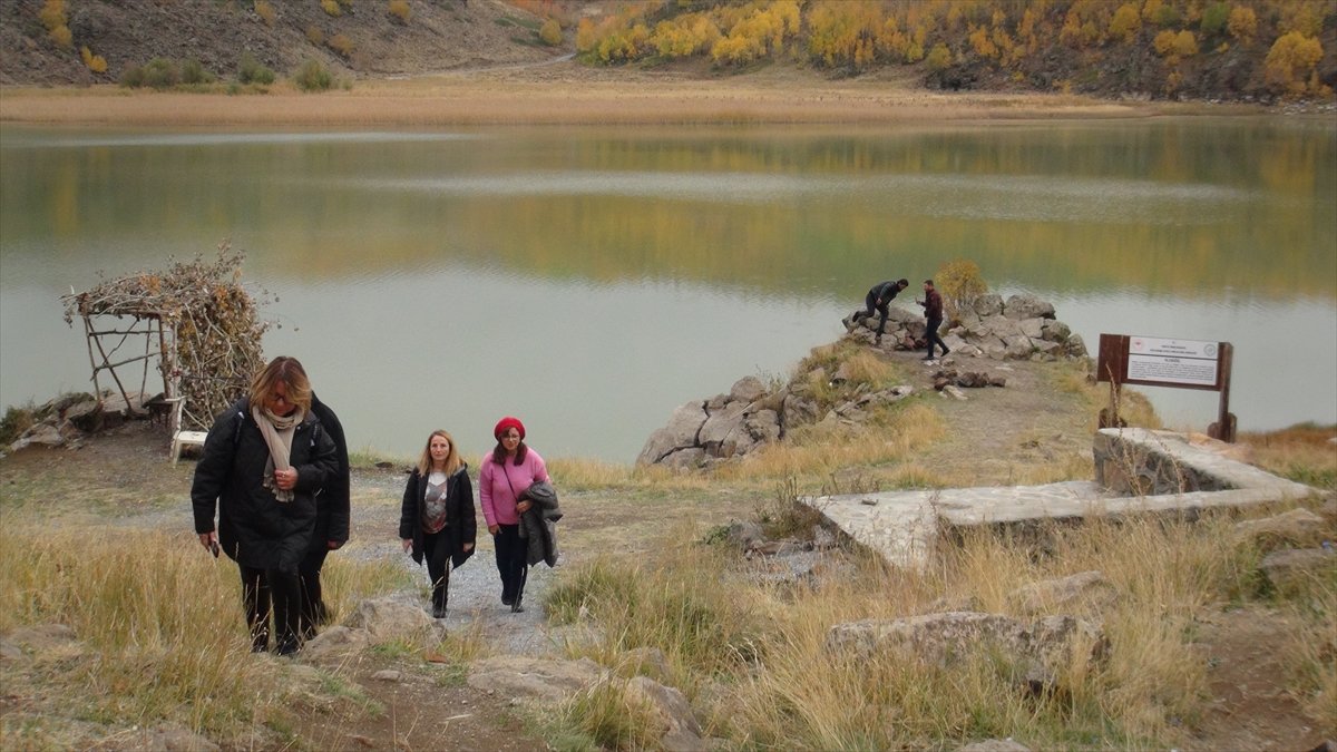 Nemrut Krater Gölü sonbaharda ziyaretçilerden ilgi görüyor