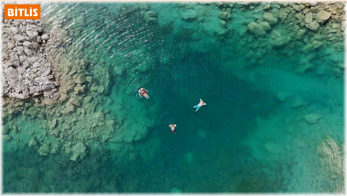 Nemrut'un berrak sularında yüzmenin keyfini çıkardılar