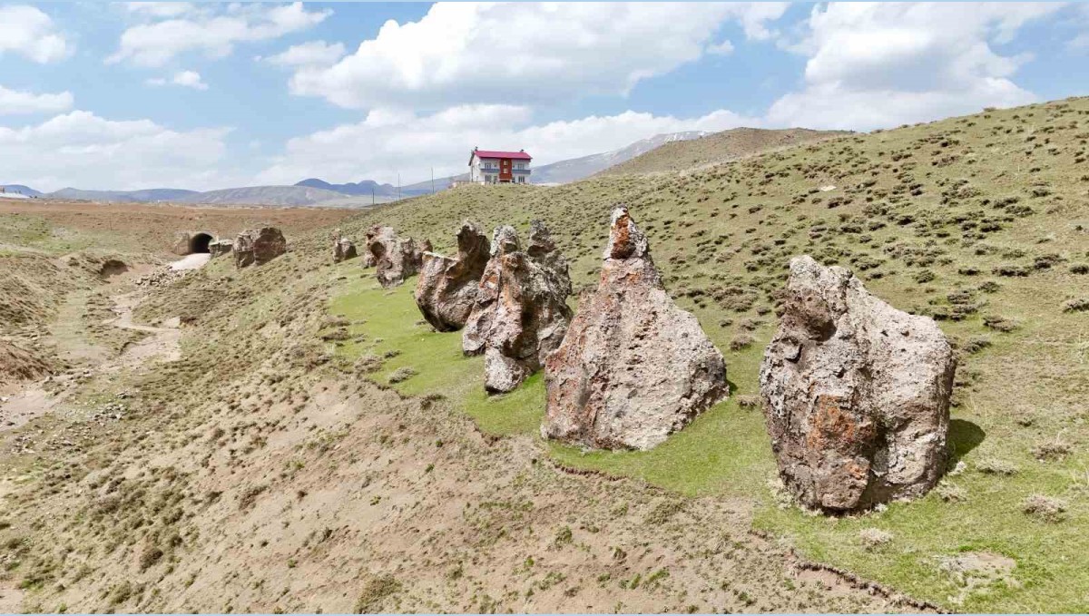 "Nemrut'un develeri" tahrip oluyor