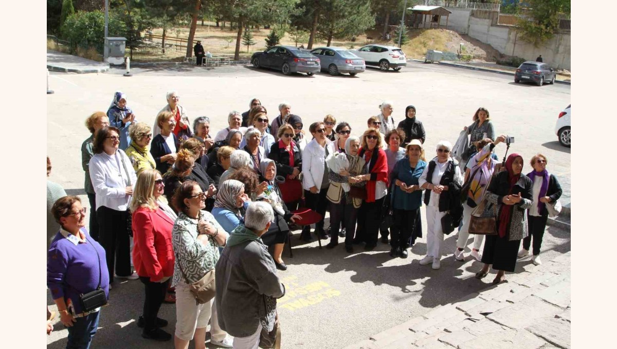 Nenehatun Kız Anadolu Lisesi'nin yarım asırlık mezunları bir araya geldi