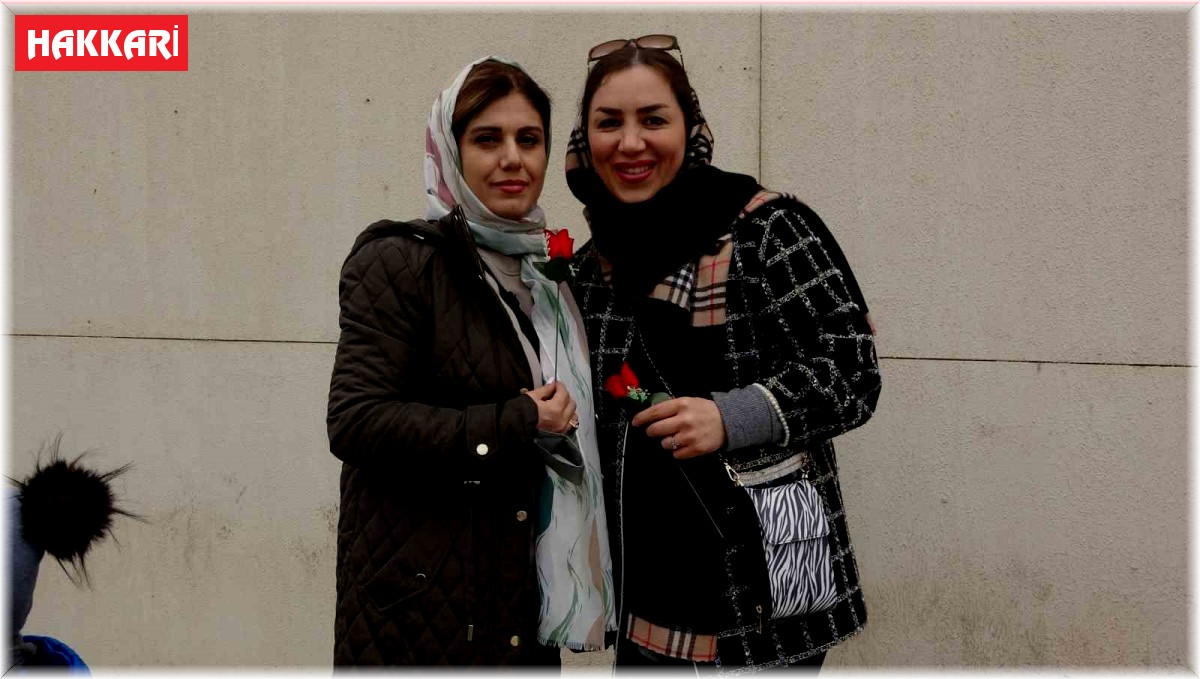 Nevruz tatili için gelen İranlı turistler Yüksekova'da güllerle karşılandı