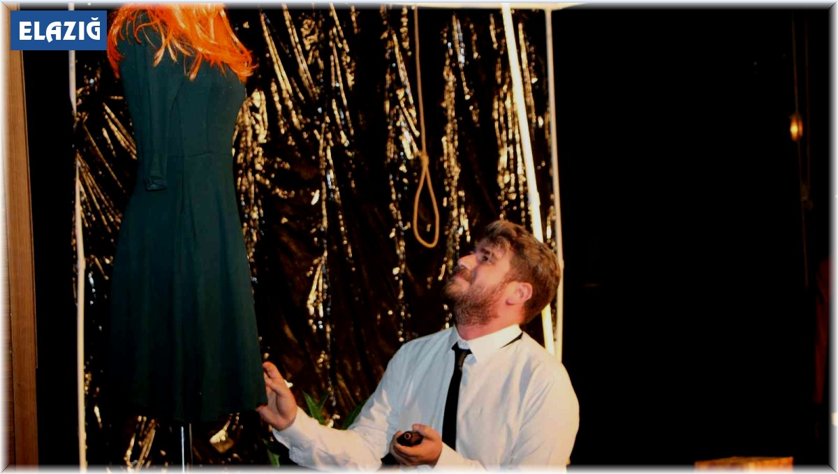 'Nihayet Bitti' adlı tiyatro oyunu Elazığ'da seyircisiyle buluştu