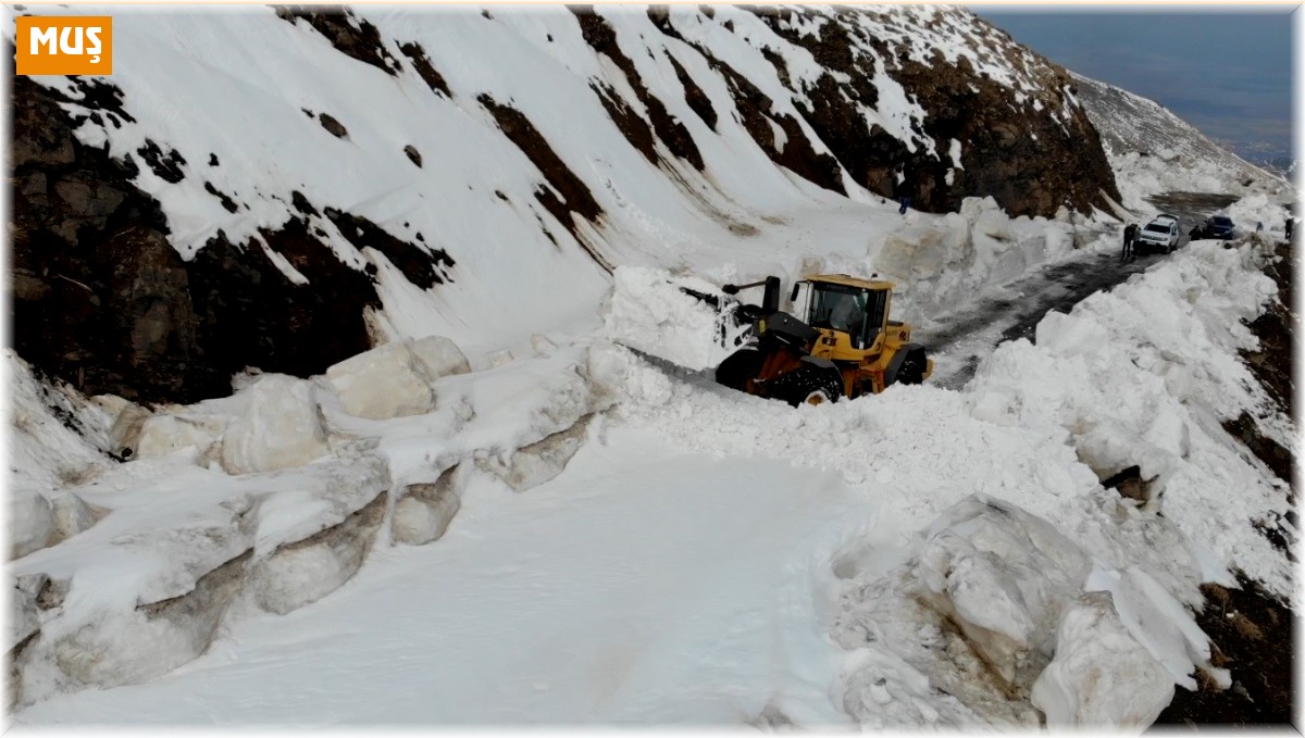 Nisan ayında 5 metre kar ile mücadele