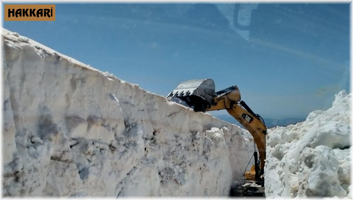 Nisan ayında 8 metre karla mücadele