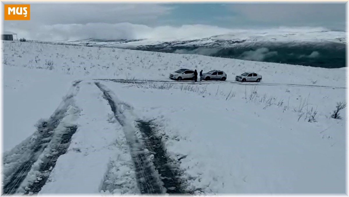 Nisan ayında bastıran kar yolu kapattı: 10 araç mahsur kaldı