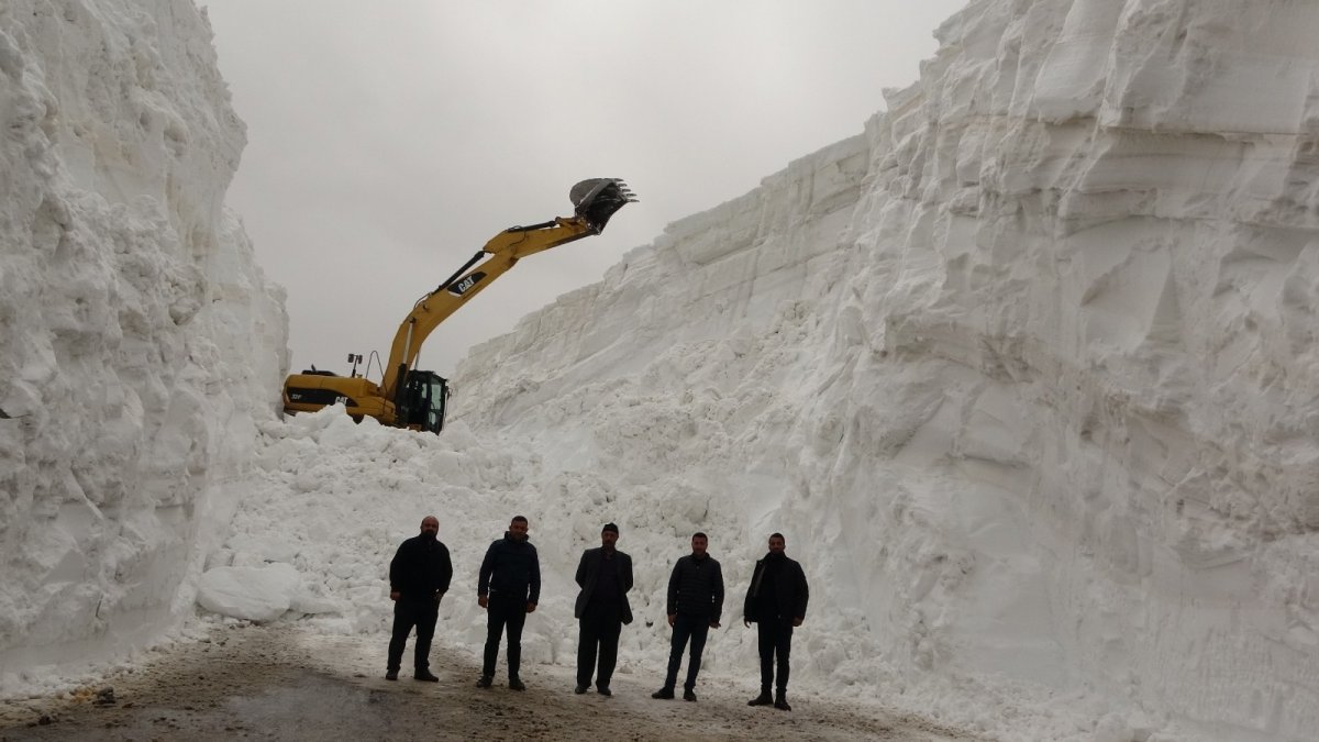 Nisan ayında karın 20 metreyi bulduğu yolda çalışma