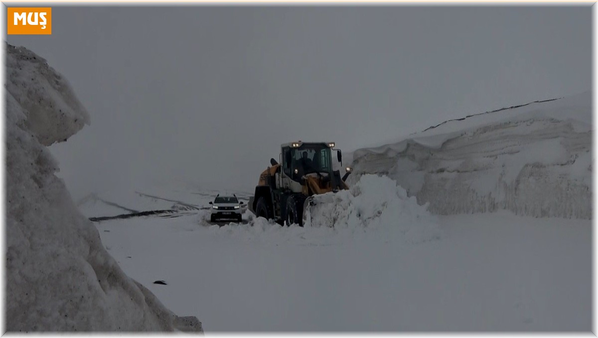 Nisan ayının son gününde kar geri döndü, ekipler 1 metreyi aşan karla mücadele etti