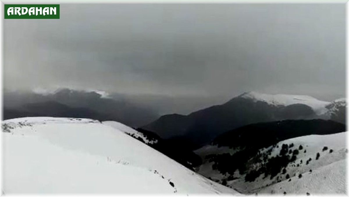 Nisanda kar sürprizinin yaşandığı Ardahan'da araçlar yolda kaldı