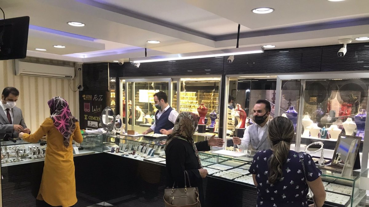 Normalleşme sonrası kuyumcularda yoğunluk başladı