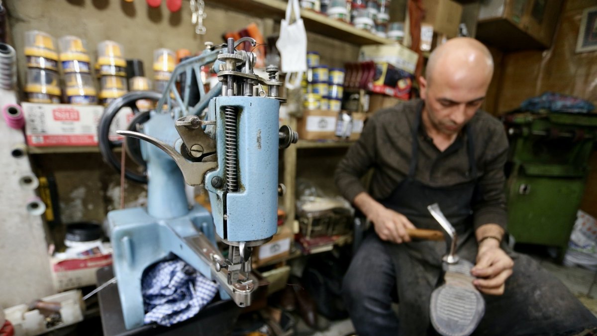 Nostalji kokan dükkanında dede mesleğini sürdürüyor