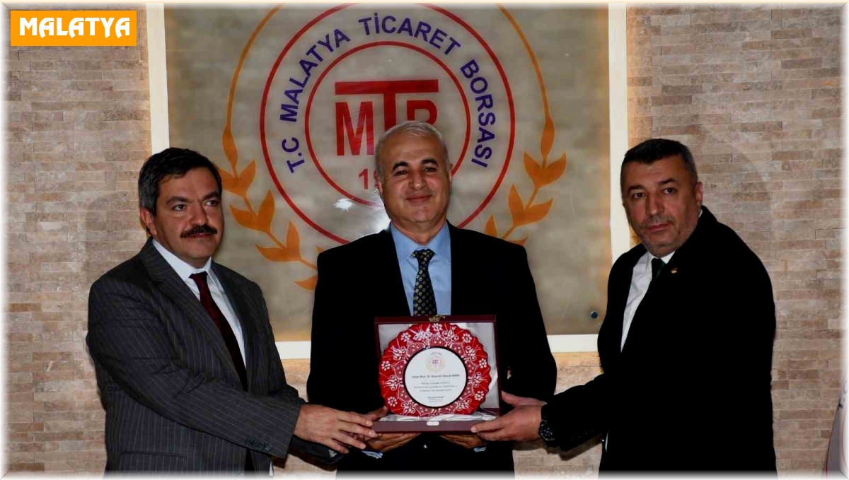 Ödül alan 'Malatya Kayısısı' kitabında emeği geçenlere plaket