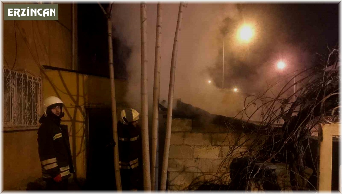 Odunlukta çıkan yangın itfaiye ekiplerince söndürüldü