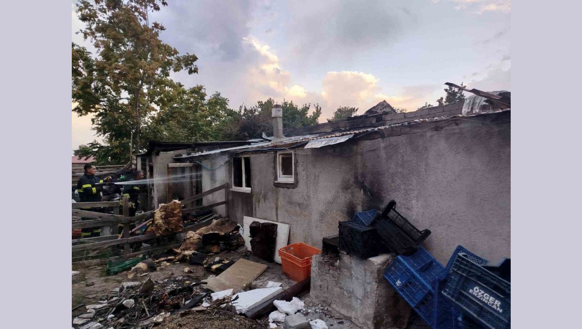 Odunlukta çıkan yangın itfaiyenin müdahalesiyle söndürüldü