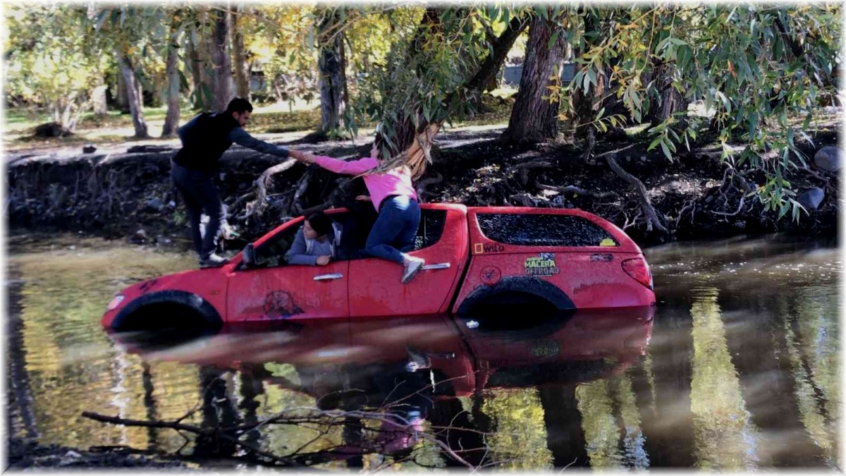Off-Road aracı dereye uçtu, mahsur kalanlar camdan çıkartıldı