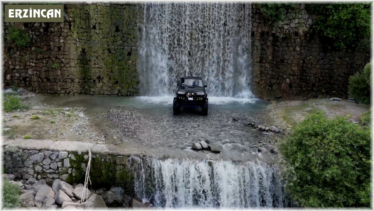 Off road aracı şelalenin altında yıkandı