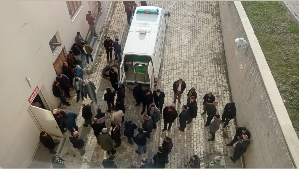 Oğlu ile çiriş toplamaya gitmişti