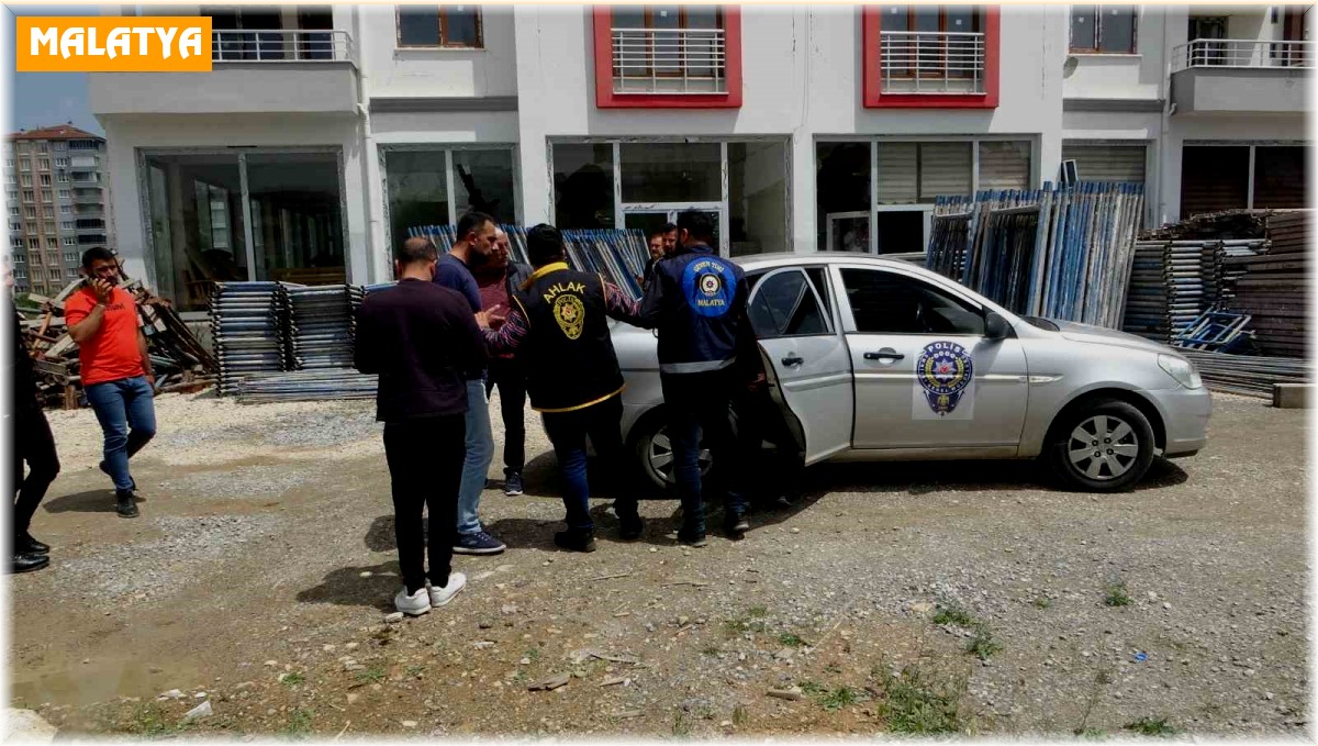 Oğlunu silahla yaralayanların ofisini basan öfkeli baba ortalığı savaş alanına çevirdi