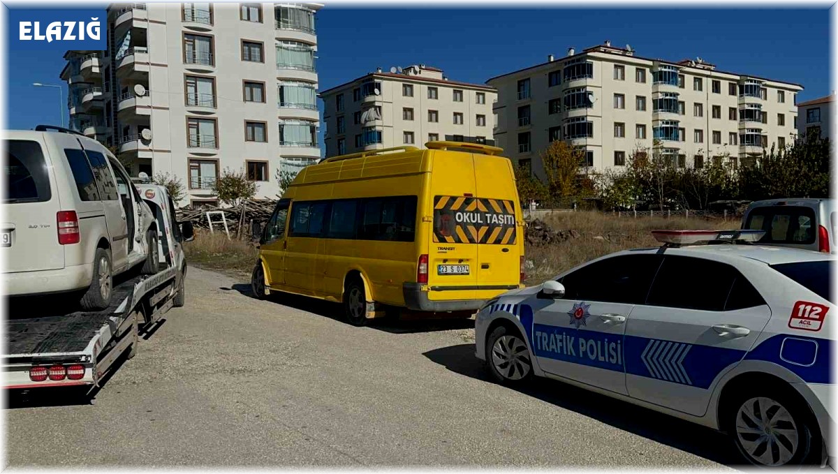 Öğrenci servisi hafif ticari araç ile çarpıştı: 2 yaralı