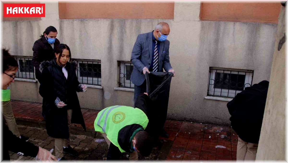 Öğrenci ve öğretmenlerden çevre temizliği