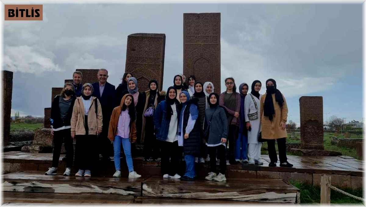 Öğrenciler Ahlat'ın tarihi mekanlarını gezdi