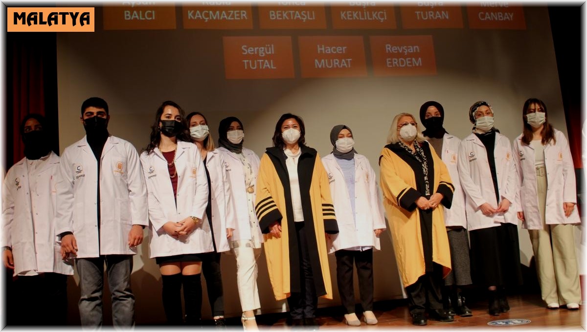 Öğrenciler beyaz önlük giydi