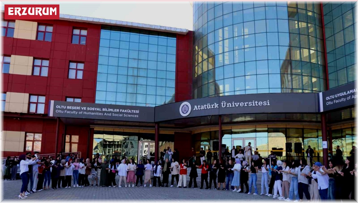 Öğrenciler doyasıya halay çekti