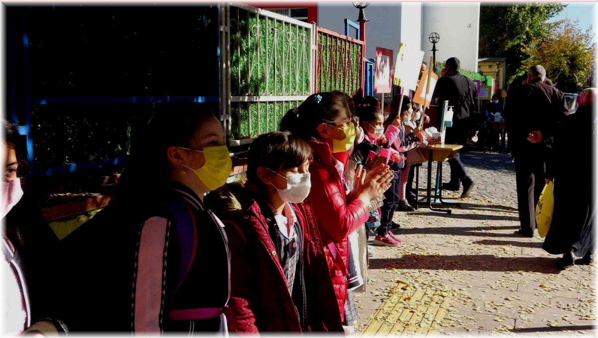 Öğrenciler ellerinde dövizlerle Covid-19'a dikkat çekmek için etkinlik düzenledi