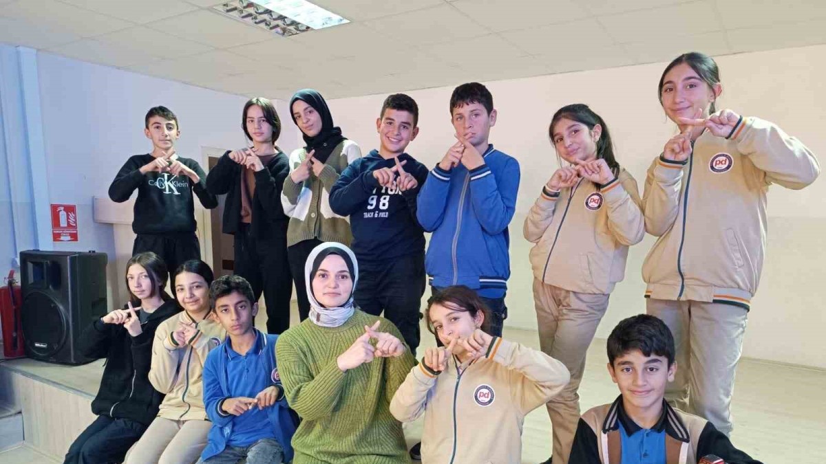 Öğrenciler engelleri kaldırmak için 'İşaret Dili' öğreniyor
