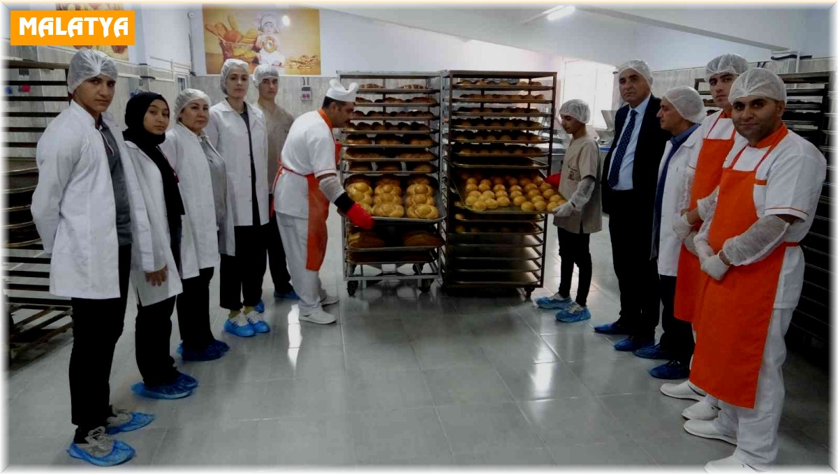 Öğrenciler fırının başına geçti günlük 15 bin ekmek üretilecek