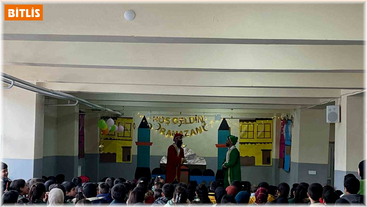 Öğrenciler Hacivat-Karagöz gösterisi ile eğlendi