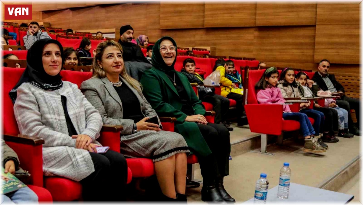 Öğrenciler Hacivat-Karagöz oyununu anneleri ile izledi