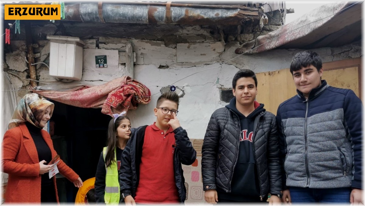 Öğrenciler harçlıkları ile gıda paketleri dağıttı