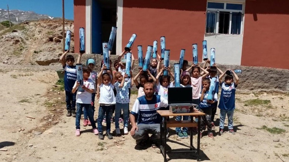 Öğrenciler, harçlıklarıyla hediye alıp akranlarına gönderdi