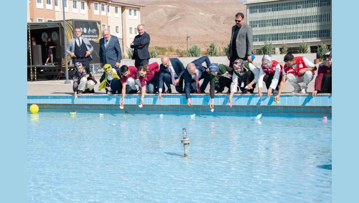Öğrenciler hazırladıkları gemileri Filistin'e destek amaçlı havuza bıraktı